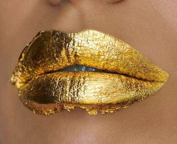 מסכת זהב // צילום: Rowan Papier